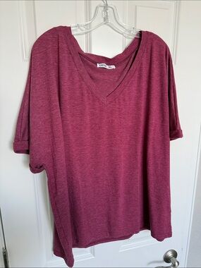 UEU V-Neck Short Sleeve Tee in Berry Plum